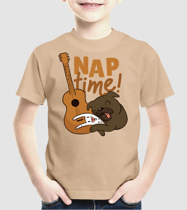Timp pentru siestă - mops drăguț cu iepuraș și chitară model nisipiu pe tricou