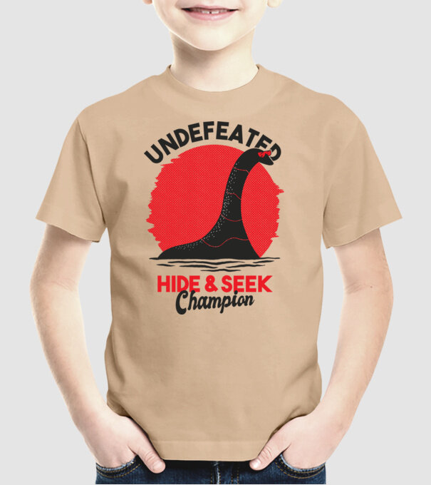 Undefeated Hide & Seek Champion model nisipiu pe tricou