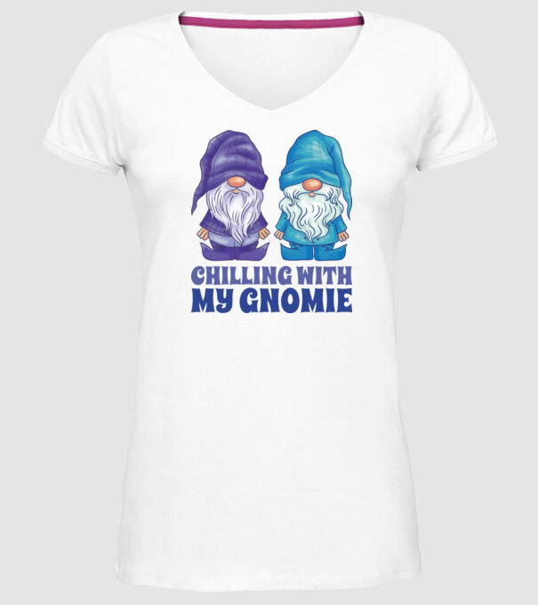 Chilling with my Gnomie model alb pe tricou