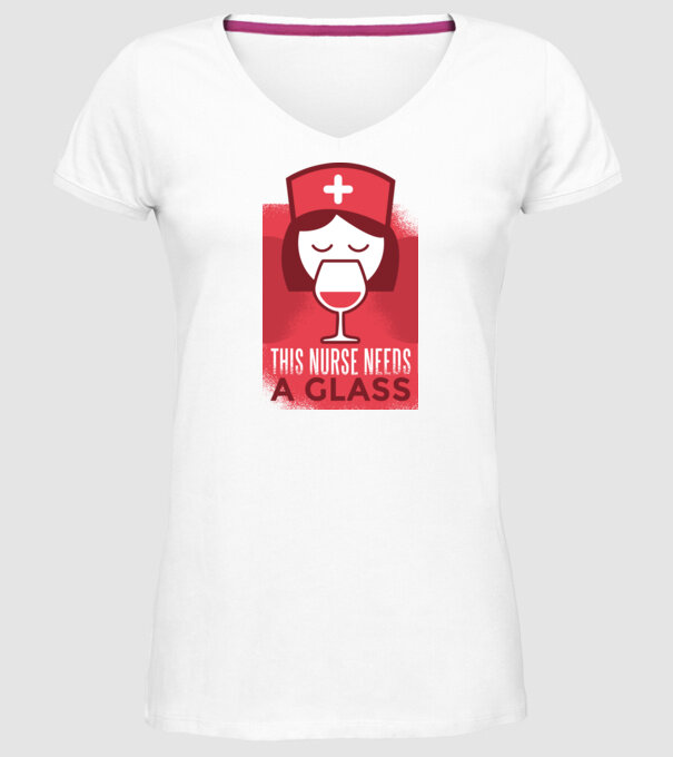 Această asistentă are nevoie de un pahar de vin model alb pe tricou