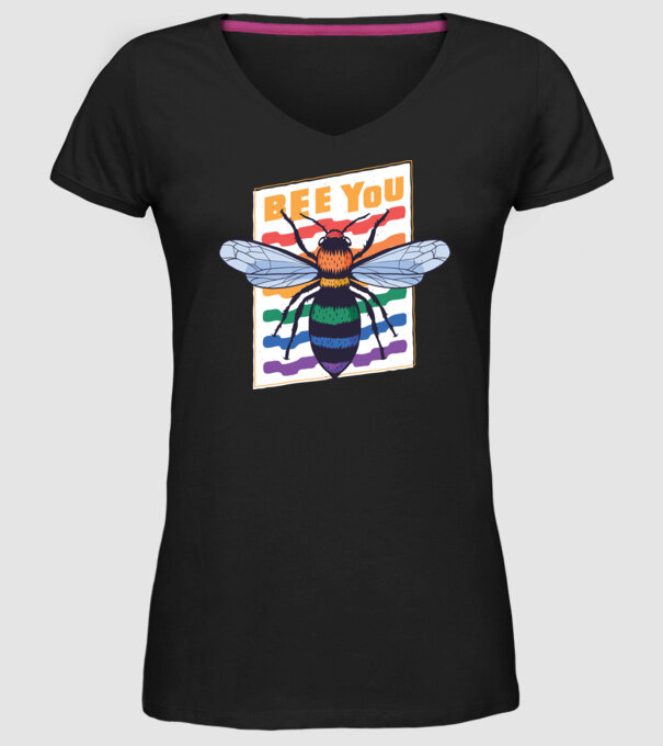Bee You Pride model negru pe tricou
