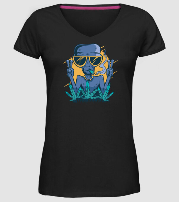 Alien drogat model negru pe tricou