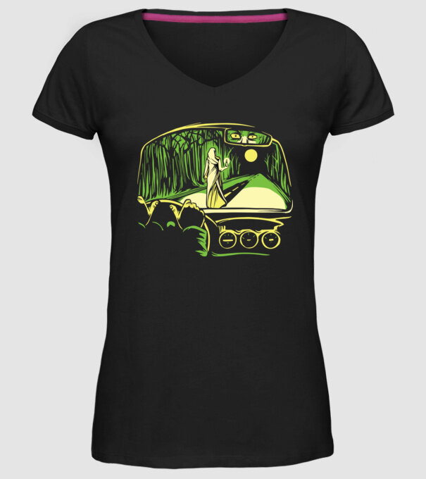 Femeie sperietoare pe drum model negru pe tricou
