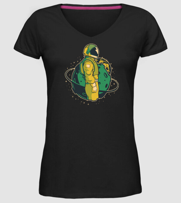 Astronaut model negru pe tricou