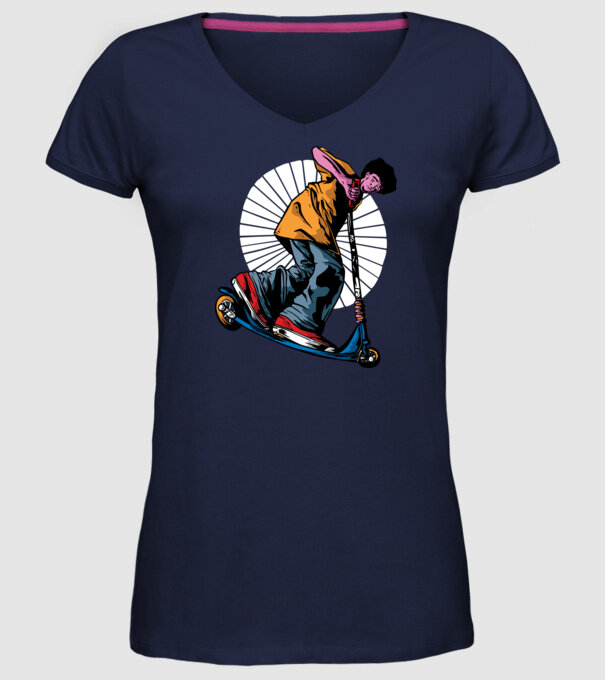Copil cu trotinetă model albastru închis pe tricou