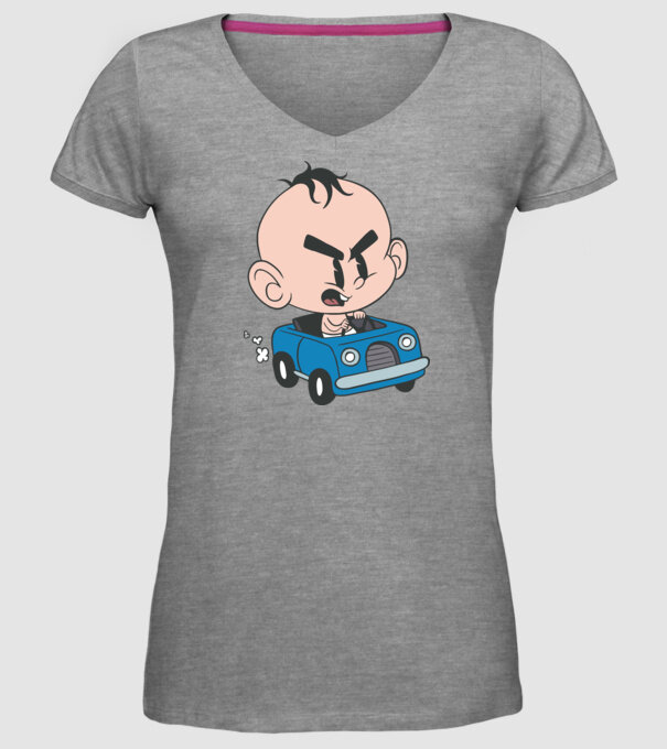 Copilaș cu mașină model gri pe tricou