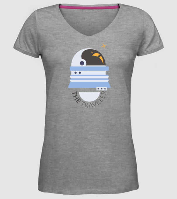 The Traveler model gri pe tricou