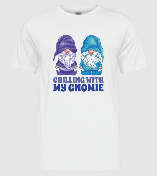 Chilling with my Gnomie model alb pe tricou