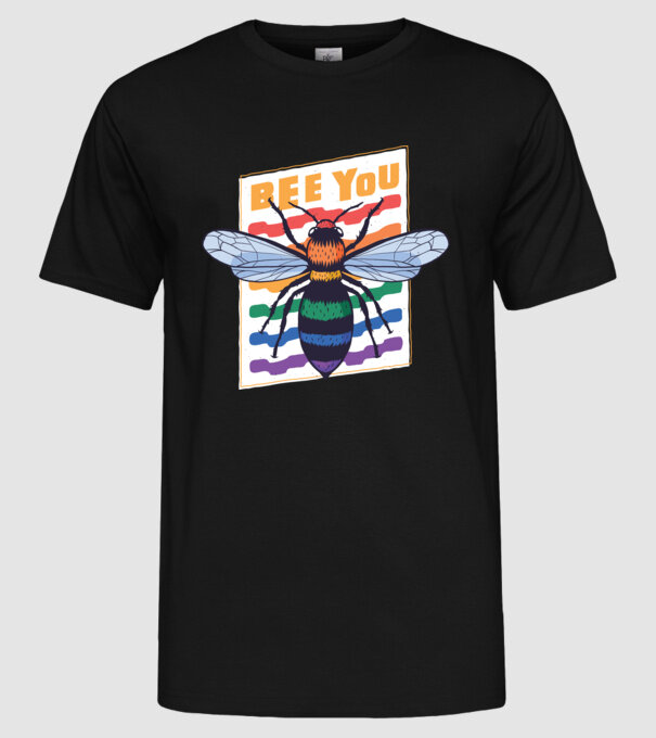 Bee You Pride model negru pe tricou