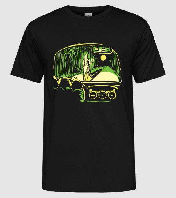 Femeie sperietoare pe drum model negru pe tricou