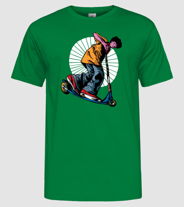 Copil cu trotinetă model verde pe tricou