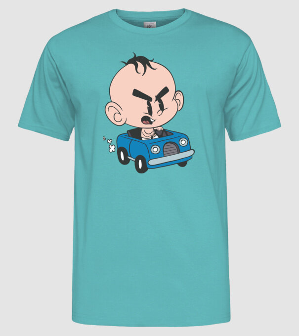 Copilaș cu mașină model turcoaz pe tricou