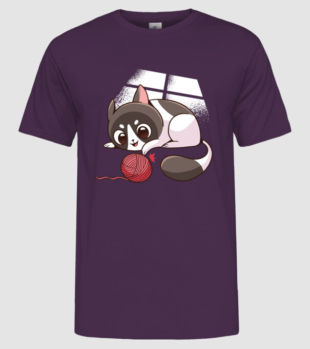 Pisicuță drăguță jucând model mov pe tricou