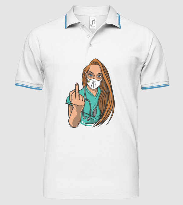 Asistentă medicală arată degetul model alb pe tricou
