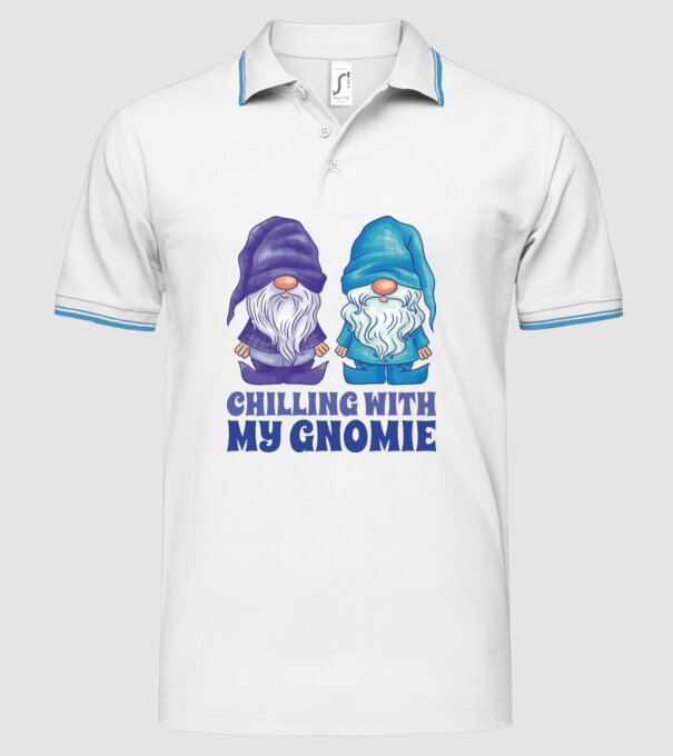 Chilling with my Gnomie model alb pe tricou