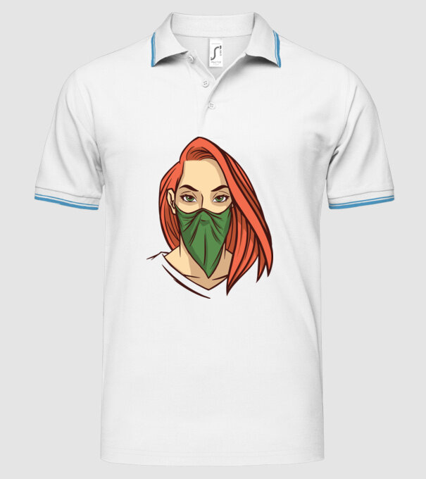 Femeie cu batic model alb pe tricou