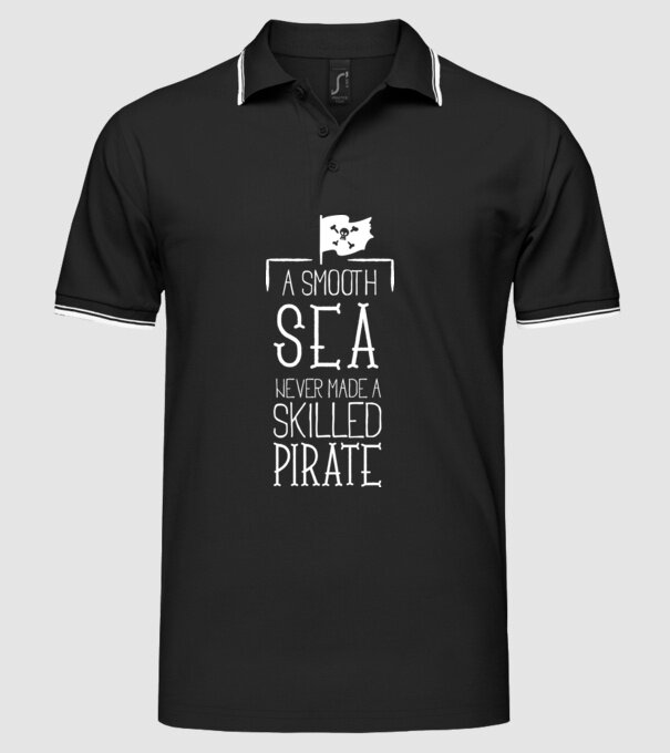 A Smooth Sea never made a skilled Pirate model negru pe tricou