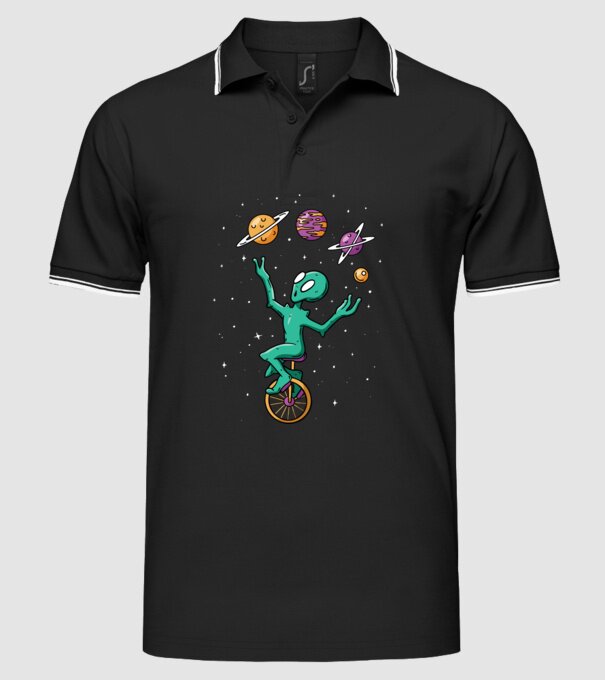 Jongler Alien model negru pe tricou