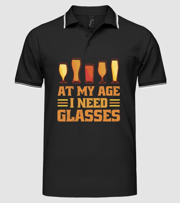 At my age i need glasses model negru pe tricou