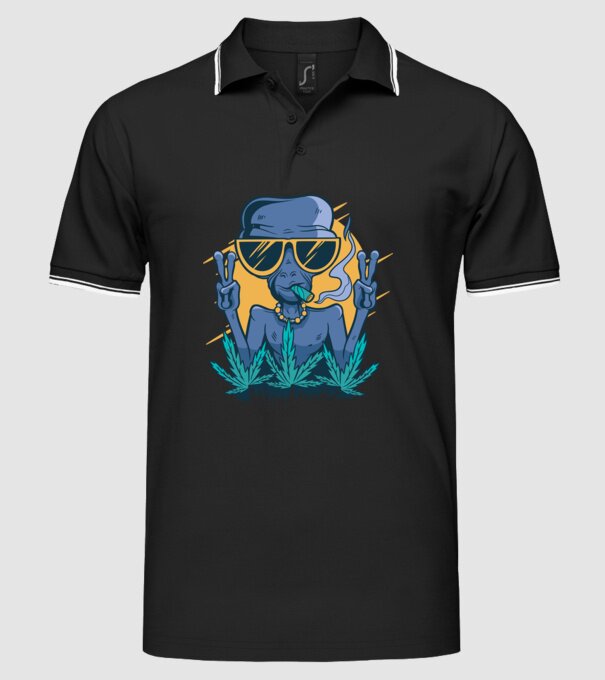 Alien drogat model negru pe tricou