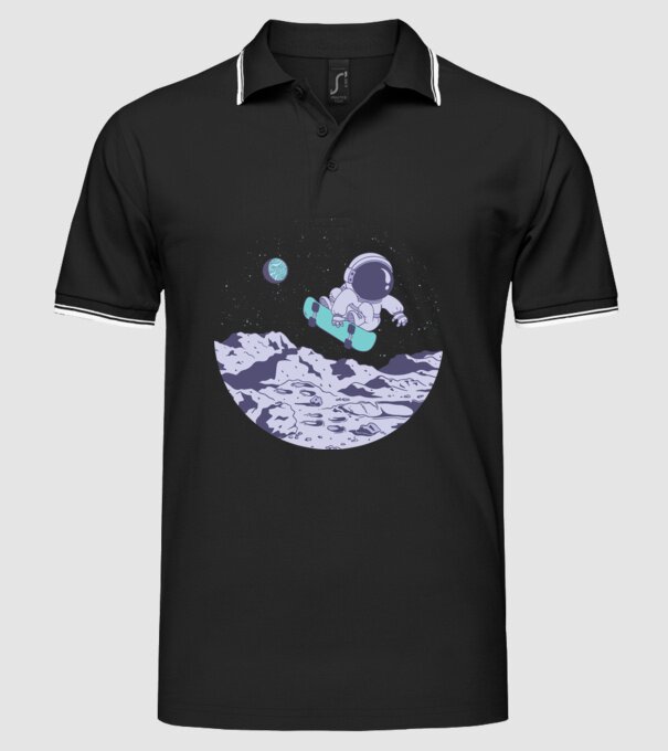Astronaut Skateboarder model negru pe tricou
