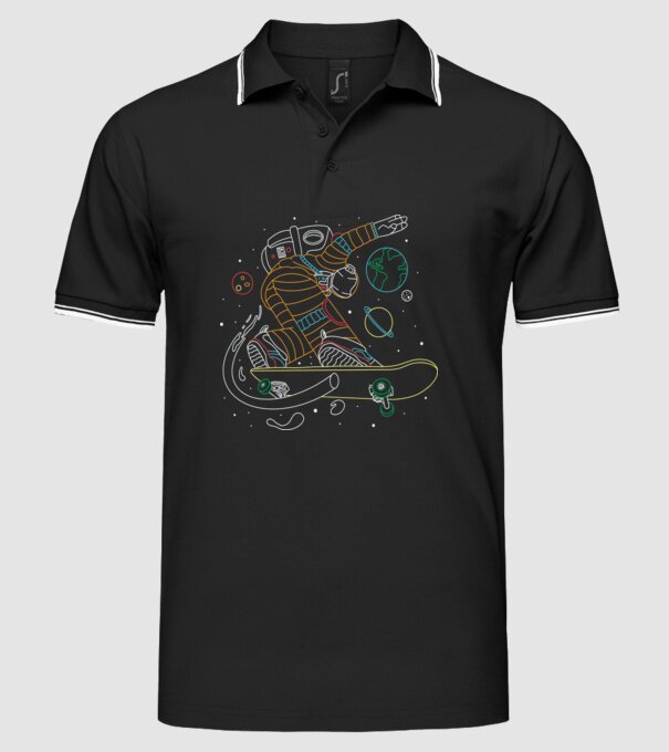 Astronaut Skateboarder model negru pe tricou