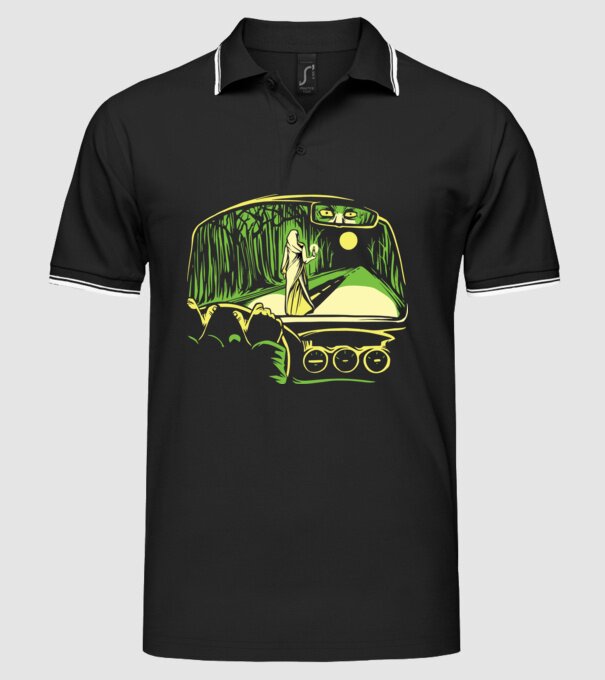 Femeie sperietoare pe drum model negru pe tricou
