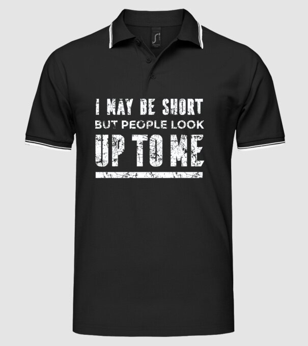 Poate că sunt scund, dar totuși oamenii se uită în sus la mine model negru pe tricou