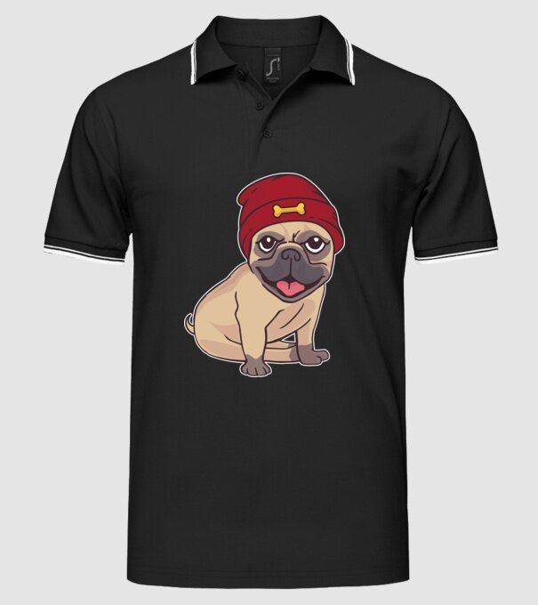 Mops cu șapcă model negru pe tricou