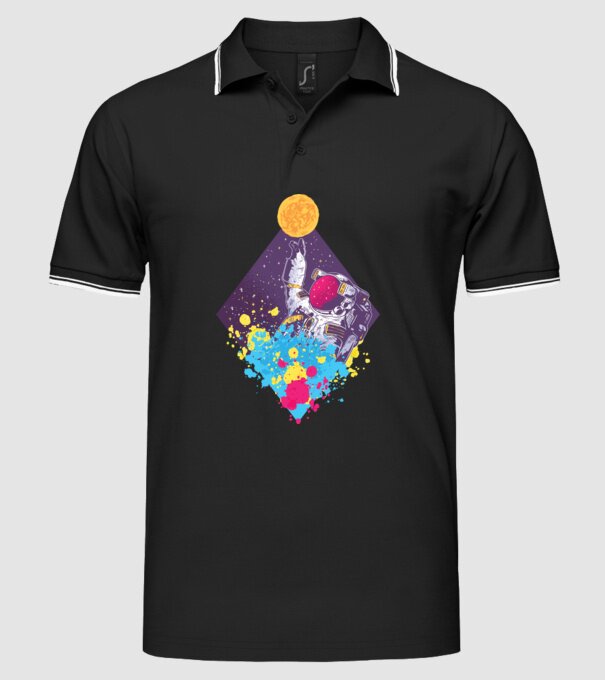 Astronaut model negru pe tricou