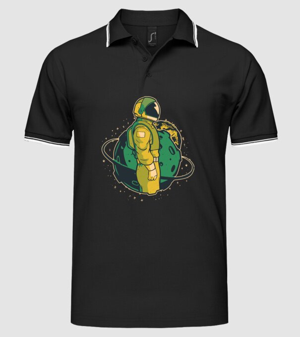 Astronaut model negru pe tricou