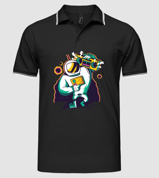 Astronaut cu casetofon model negru pe tricou