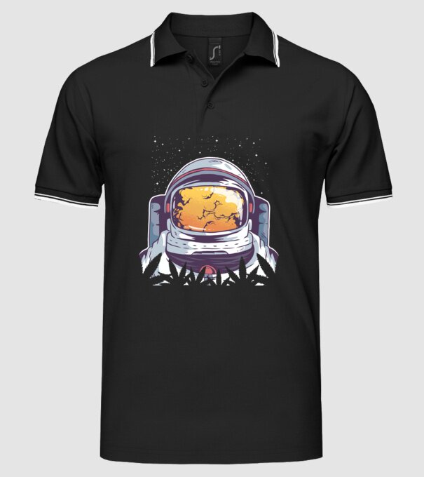 Astronaut Smoker model negru pe tricou