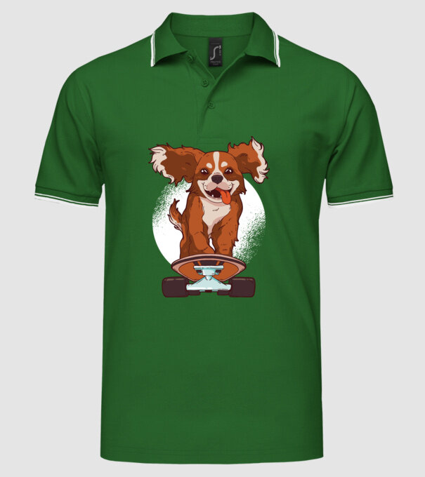 Skateboarding Cavalier King Spaniel model verde pe tricou