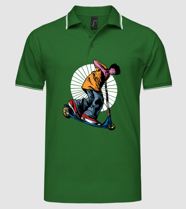 Copil cu trotinetă model verde pe tricou