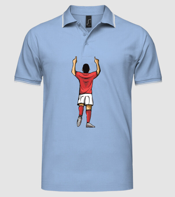 Fotbalist sărbătorind golul model albastru deschis pe tricou
