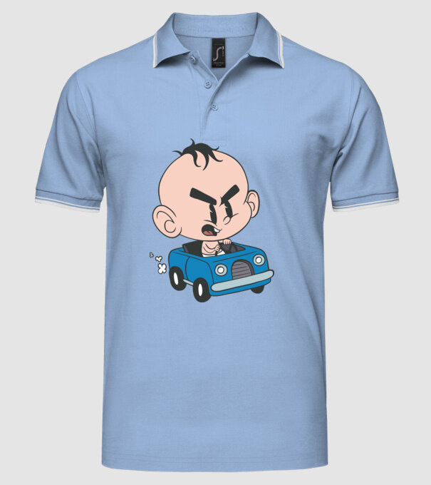 Copilaș cu mașină model albastru deschis pe tricou