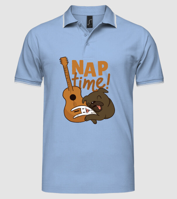 Timp pentru siestă - mops drăguț cu iepuraș și chitară model albastru deschis pe tricou