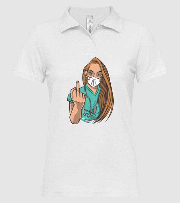 Asistentă medicală arată degetul model alb pe tricou