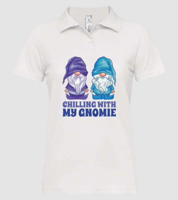 Chilling with my Gnomie model alb pe tricou