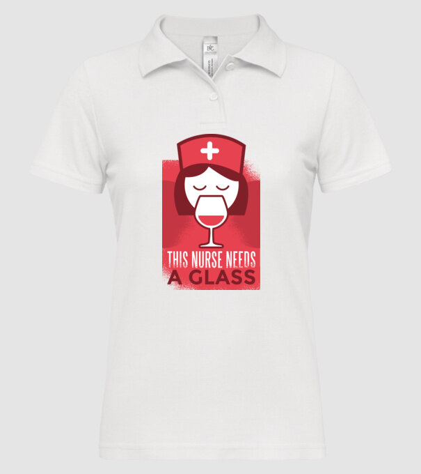 Această asistentă are nevoie de un pahar de vin model alb pe tricou