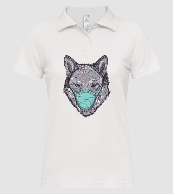 model alb pe tricou