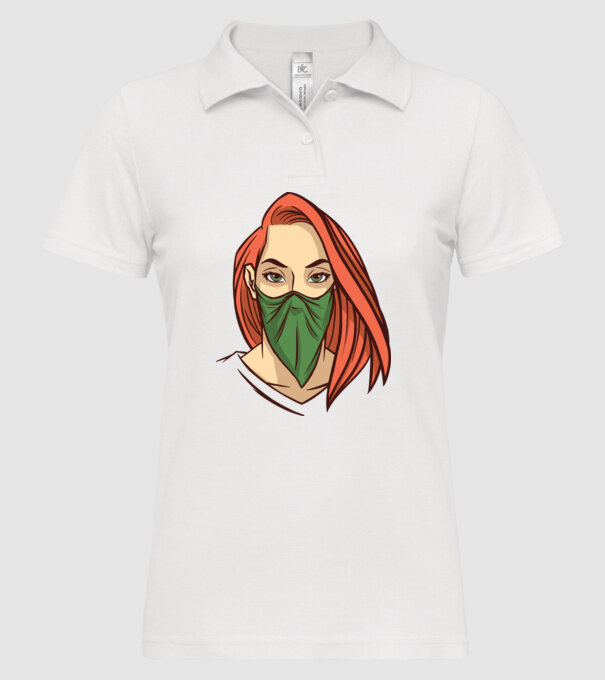 Femeie cu batic model alb pe tricou