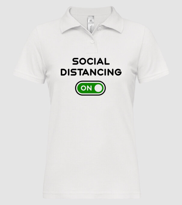 Social distancing on model alb pe tricou