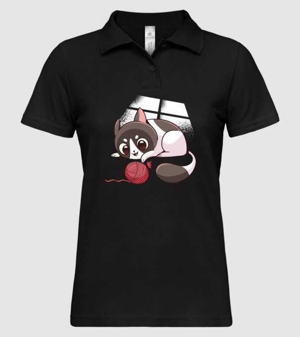 Pisicuță drăguță jucând model negru pe tricou