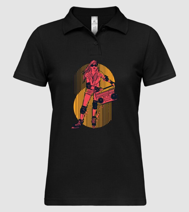 Fată skate model negru pe tricou