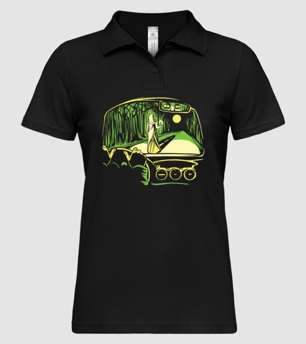 Femeie sperietoare pe drum model negru pe tricou