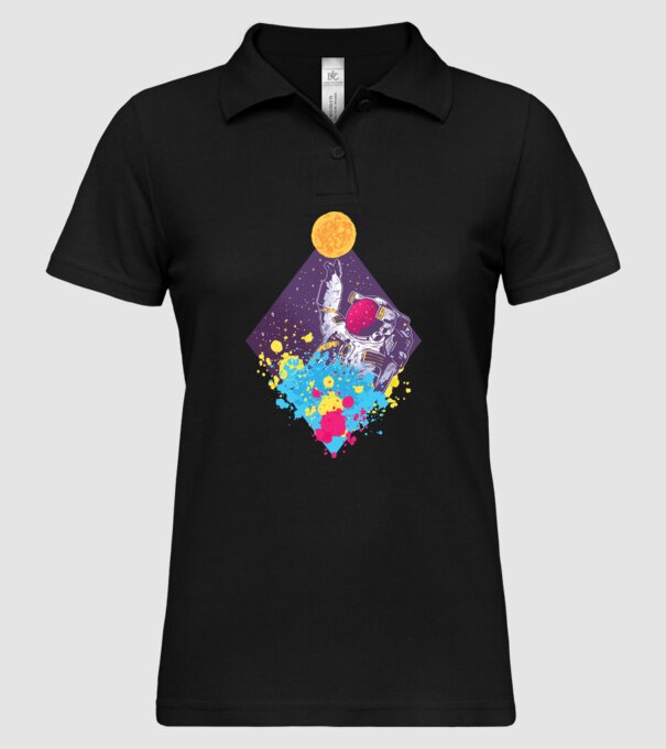 Astronaut model negru pe tricou