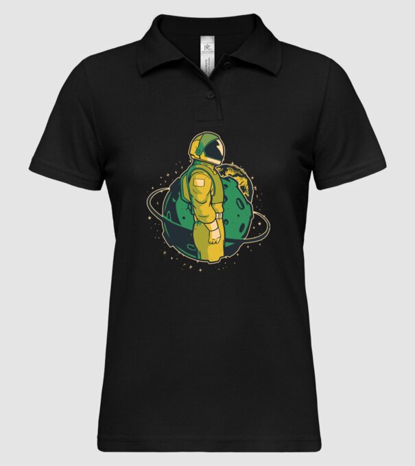 Astronaut model negru pe tricou