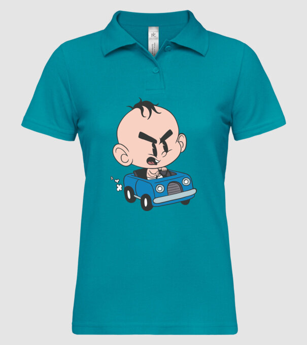 Copilaș cu mașină model turcoaz pe tricou
